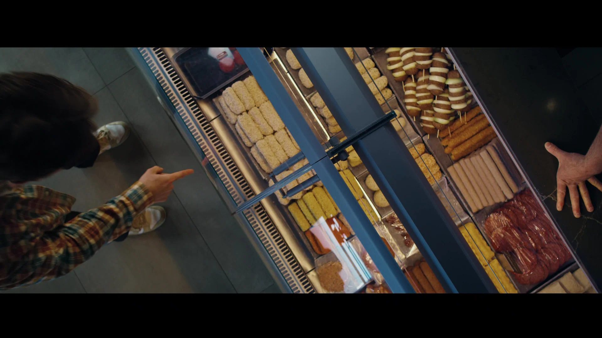Merkfilm van Snackbistro De Toren, met de vitrine vol kroketten en snacks