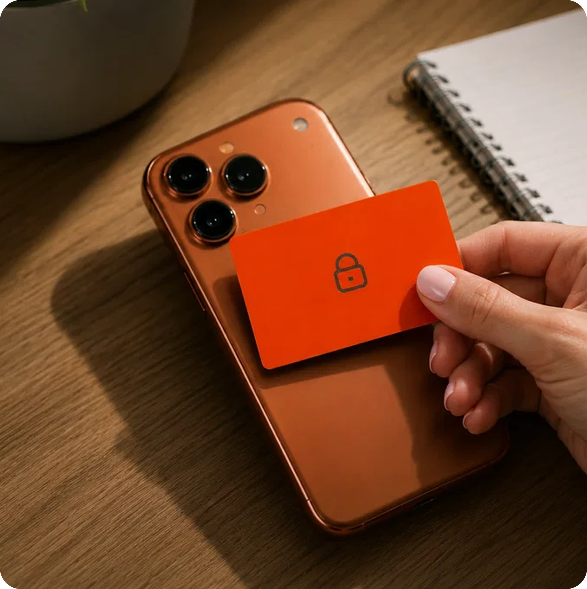 Een LOCQIT-pas wordt tegen de achterkant van een telefoon gehouden